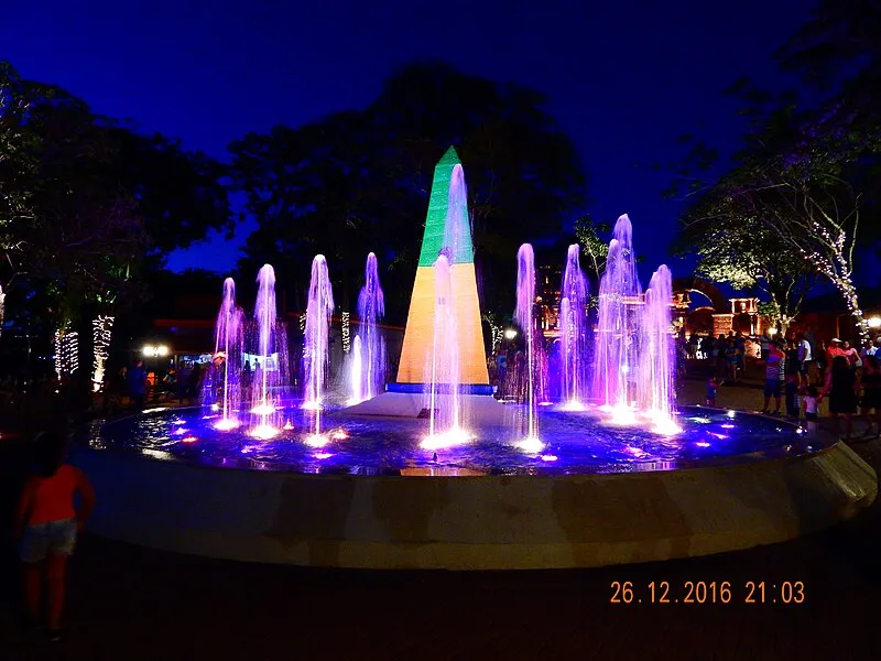 Marco das Três Fronteiras iluminado à noite em Foz do Iguaçu, Paraná