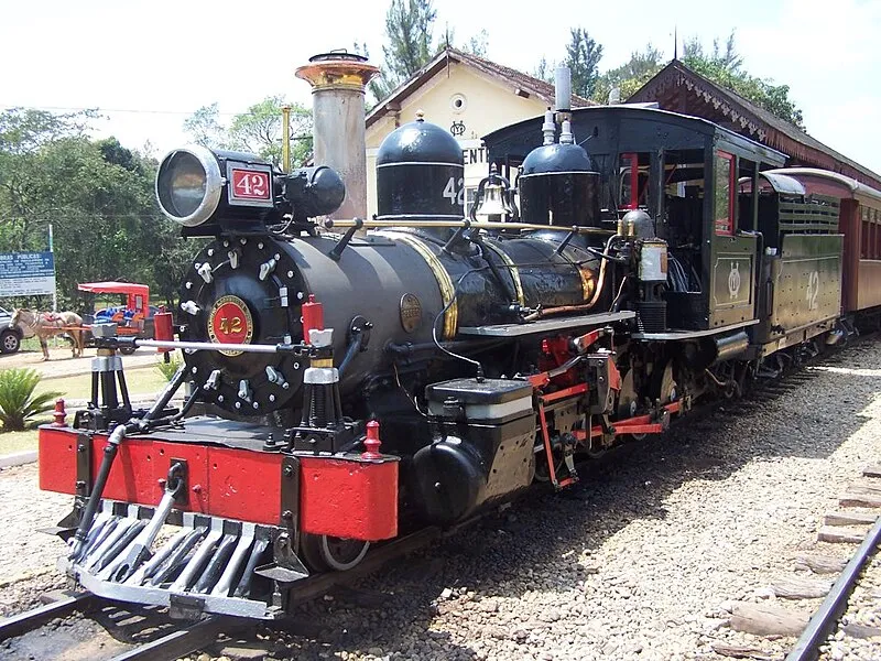 Locomotiva a vapor nº 42 da Maria-Fumaça estacionada na Estação de Tiradentes, Minas Gerais