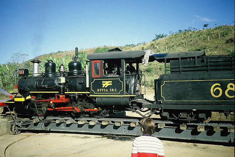 Locomotiva a vapor nº 68 da Maria-Fumaça de Tiradentes em plataforma de rotação