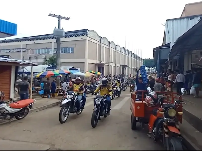 Movimento intenso nas ruas próximas ao mercado público de Tefé, Amazonas