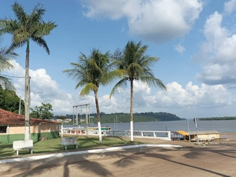Orla do Cais de Altamira com palmeiras e vista para o rio Xingu