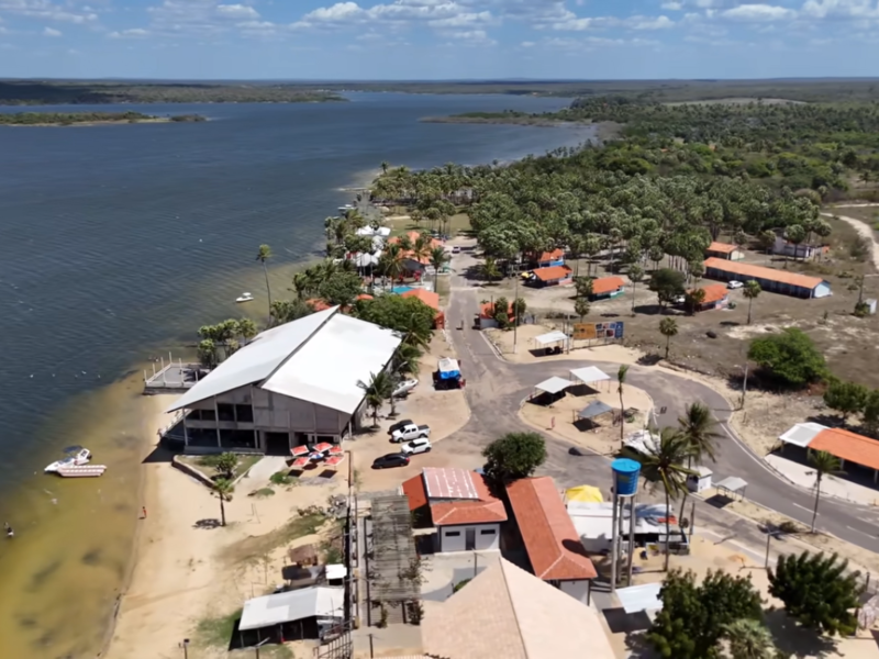 Vista aérea da orla do Delta do Parnaíba com construções e palmeiras