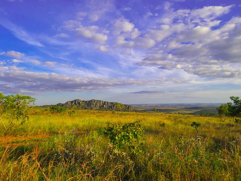 Vista do Parque Estadual dos Pireneus em Pirenópolis com vegetação do Cerrado e céu azul com nuvens