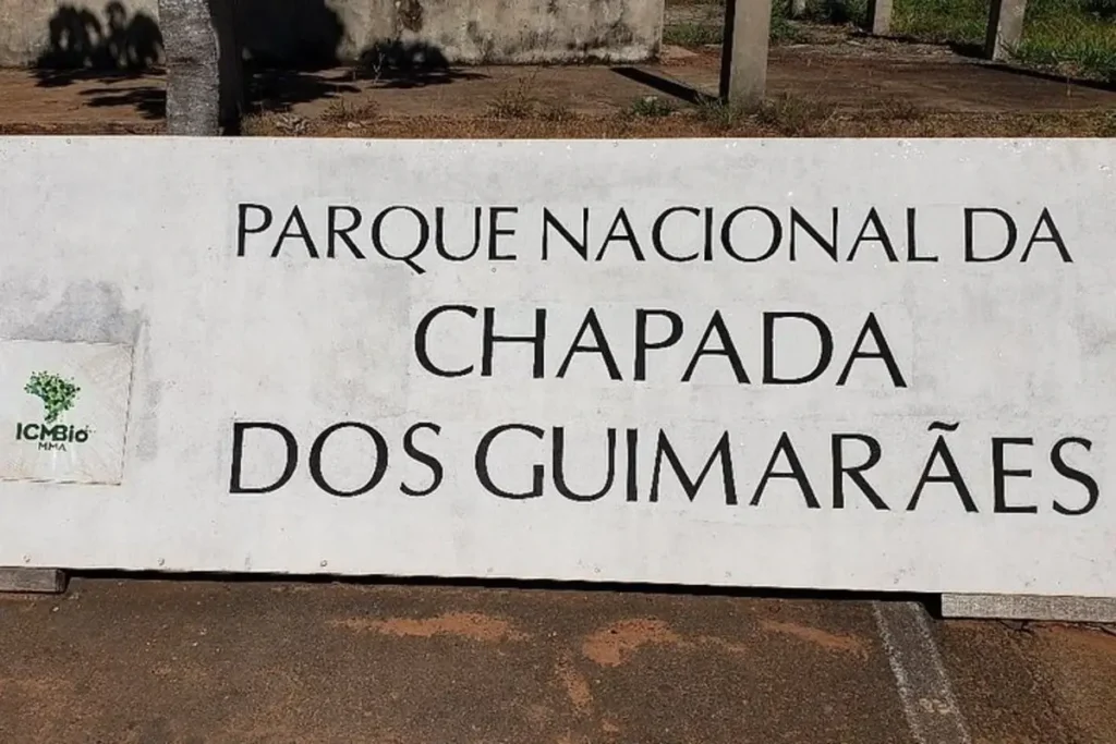 Placa de entrada do Parque Nacional da Chapada dos Guimarães em Mato Grosso