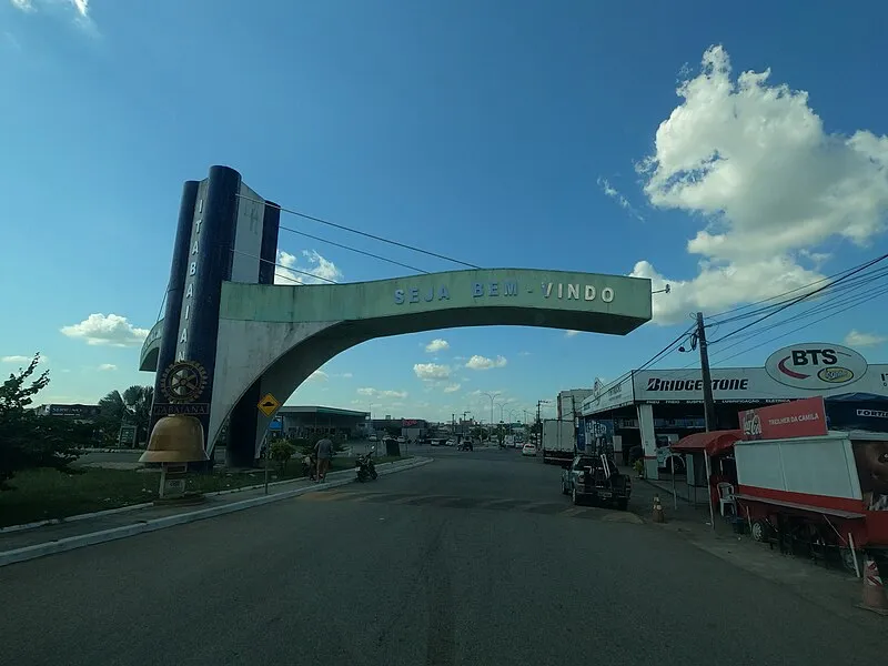 Portal de entrada da cidade de Itabaiana em Sergipe com a inscrição “Seja Bem-Vindo”