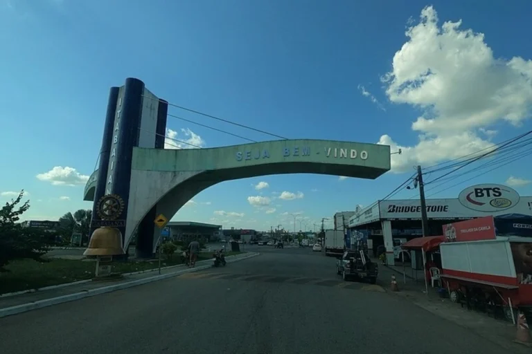Portal de entrada da cidade de Itabaiana em Sergipe com a inscrição “Seja Bem-Vindo”