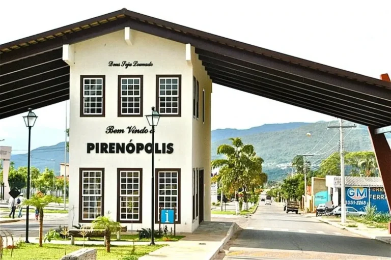 Portal de entrada da cidade de Pirenópolis com montanhas ao fundo