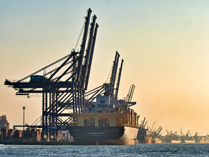 Navio cargueiro atracado no Porto de Paranaguá, Paraná, durante o pôr do sol