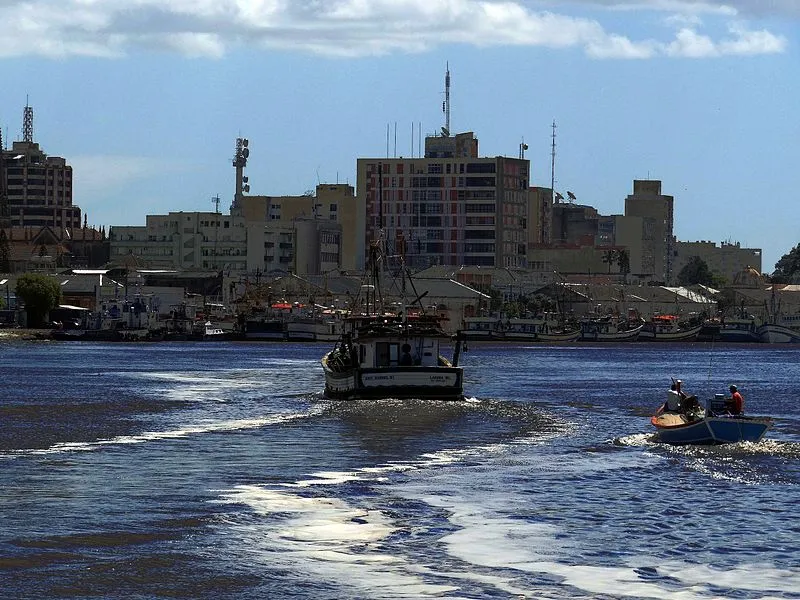 Barcos no Porto de Rio Grande com a cidade ao fundo no Rio Grande do Sul