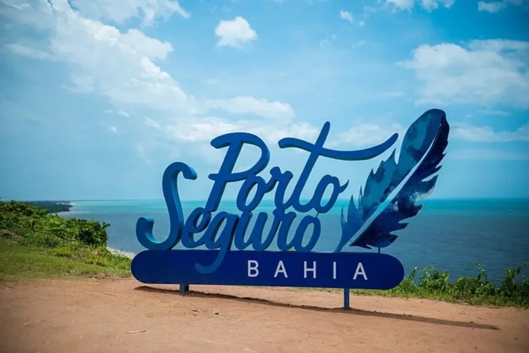 Letreiro turístico de Porto Seguro com vista para o mar na Bahia