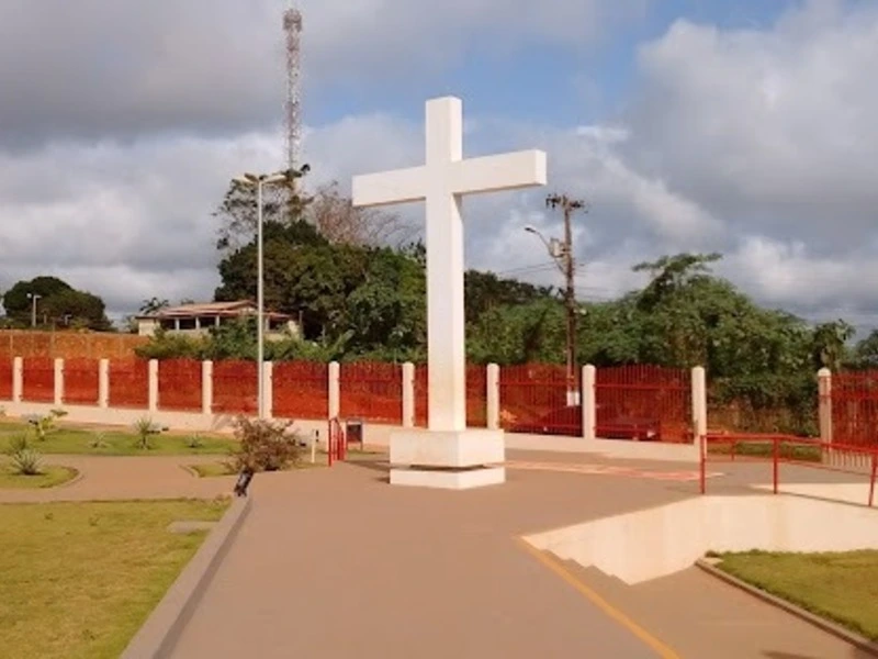 Cruz branca na Praça do Mirante em Altamira, Pará
