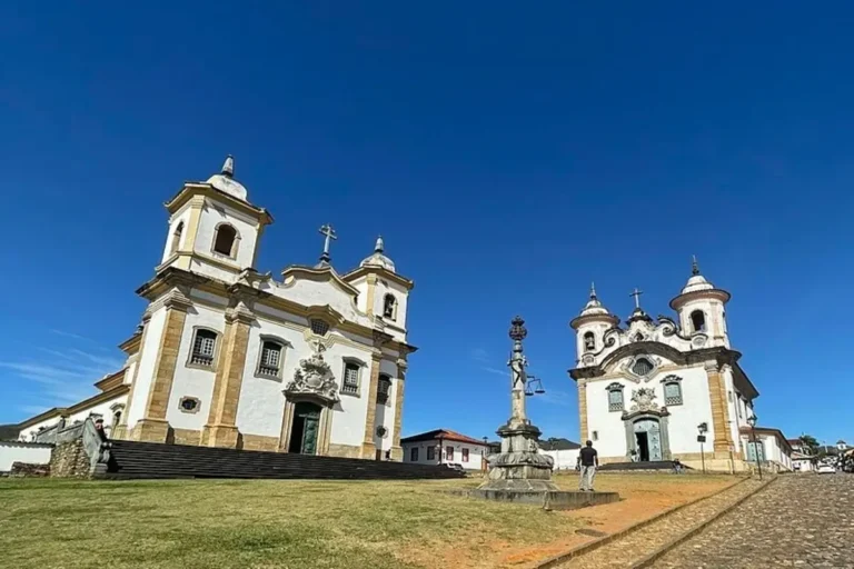 Igrejas históricas na Praça Minas Gerais em Mariana, Minas Gerais