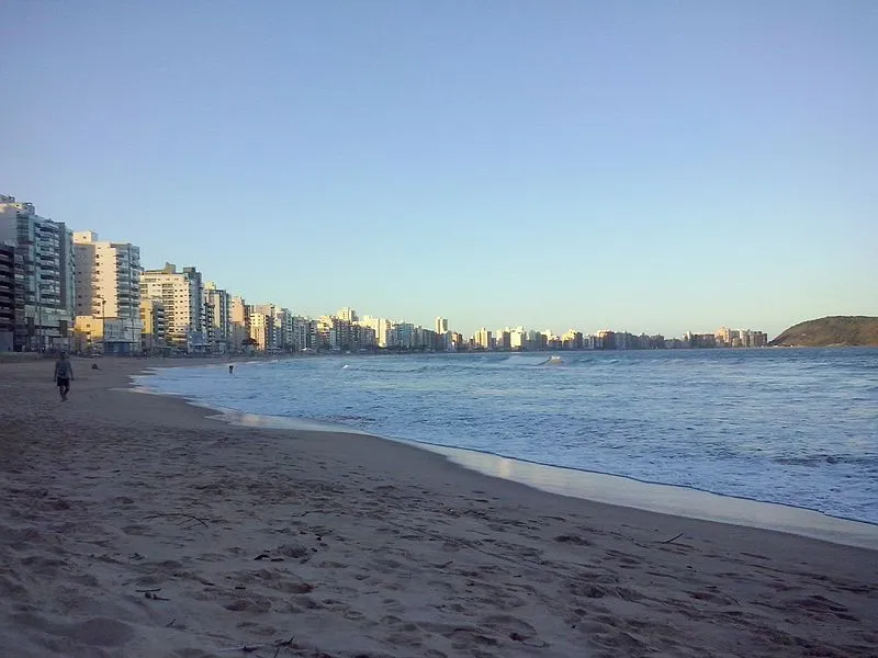 Praia do Morro em Guarapari ES com faixa de areia e prédios à beira-mar