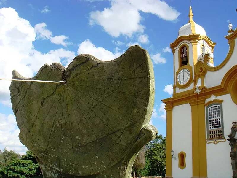Relógio de sol em frente à Igreja Matriz de Santo Antônio em Tiradentes, Minas Gerais