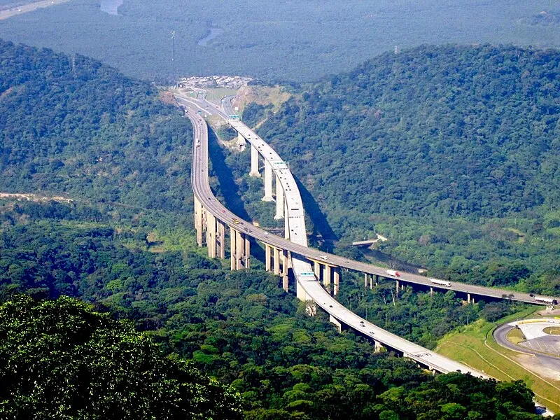 Vista aérea da Rodovia dos Imigrantes entre São Paulo e Santos, cercada por Mata Atlântica
