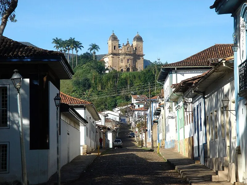 Rua Dom Silvério em Mariana com vista da Igreja de São Pedro dos Clérigos ao fundo