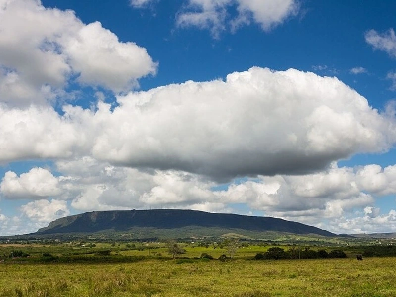 Serra de Itabaiana em Sergipe sob um céu azul com nuvens
