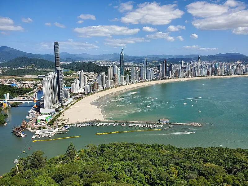 Vista aérea da Praia Central de Balneário Camboriú com arranha-céus e mar azul em Santa Catarina