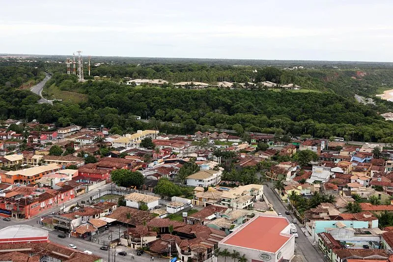 Vista aérea do centro de Porto Seguro com área urbana e vegetação ao fundo