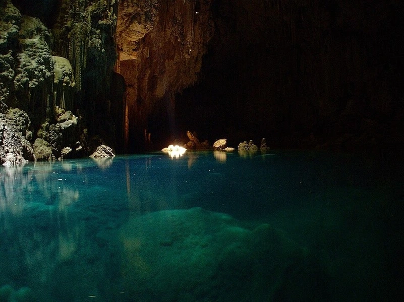 Abismo Anhumas em Bonito MS com lago cristalino dentro da caverna
