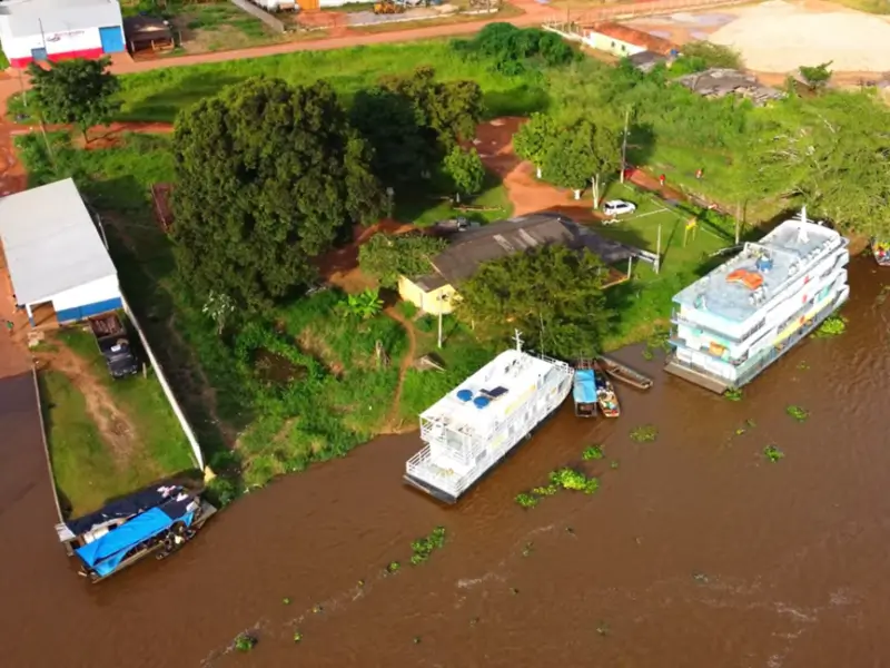 Barcos ancorados na margem do Rio Mamoré em Guajará-Mirim