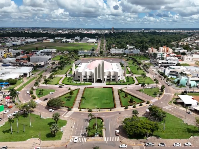 Vista aérea da Catedral Sagrado Coração de Jesus em Sinop com avenidas arborizadas ao redor