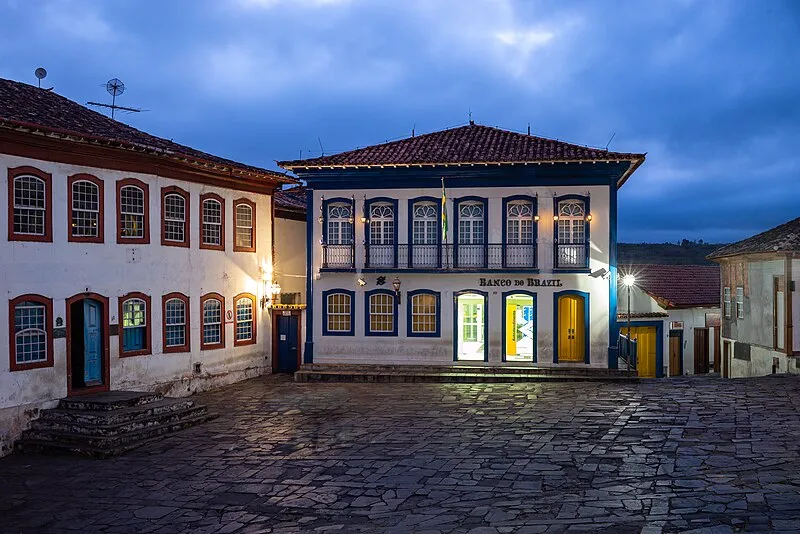Casarões coloniais iluminados ao amanhecer no centro histórico de Diamantina MG