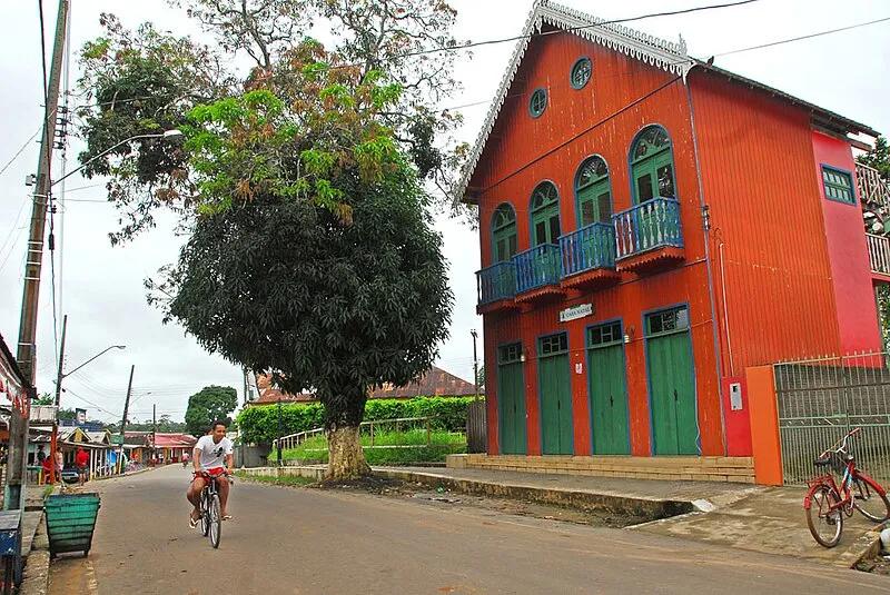 Rua e casarões históricos de madeira em Xapuri, Acre