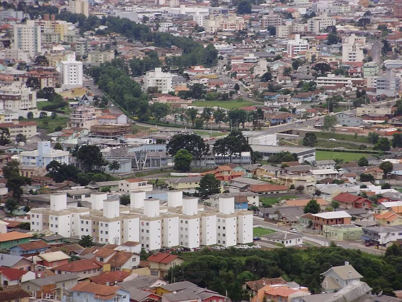 Vista aérea do centro de Lages com destaque para o Colégio Industrial e bairros residenciais