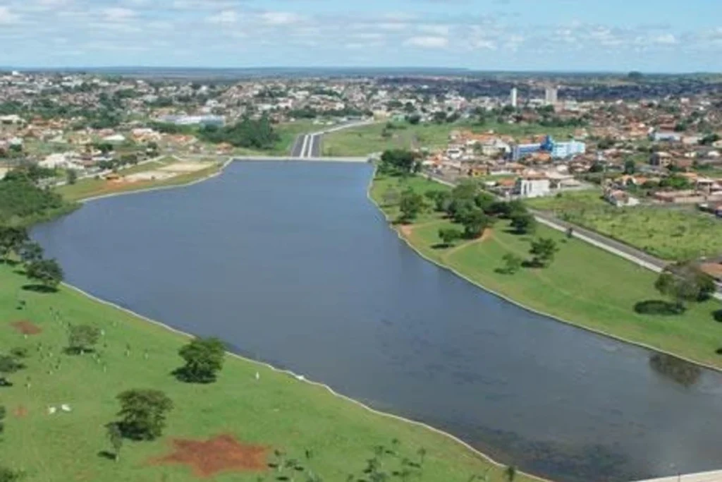 Vista aérea do Complexo Clube do Povo em Catalão, Goiás, com lago e áreas urbanas ao redor