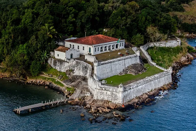 Fortaleza de Santo Amaro da Barra Grande no Guarujá, construída sobre rochedos à beira-mar