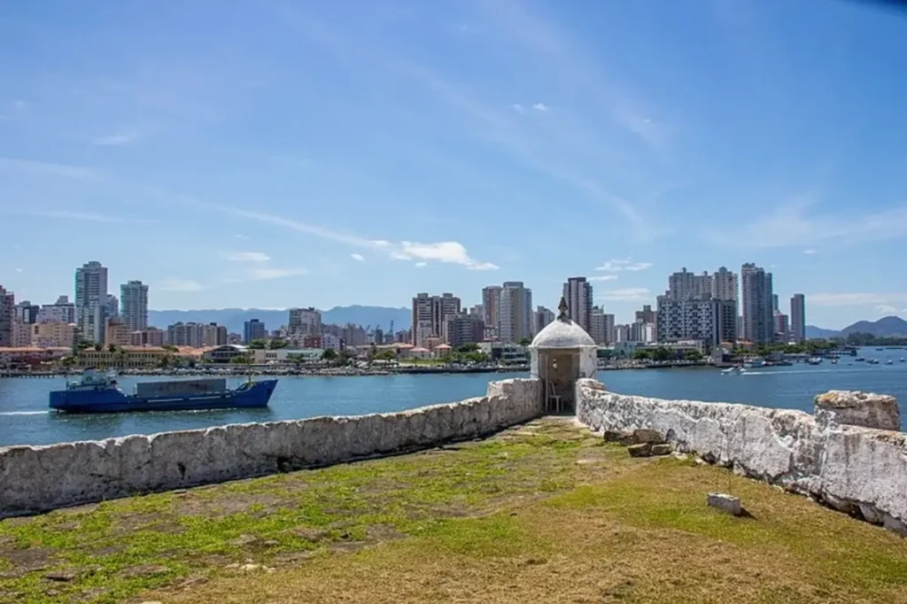 Vista do Forte São João com o canal de Santos e os prédios do Guarujá ao fundo