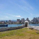 Vista do Forte São João com o canal de Santos e os prédios do Guarujá ao fundo