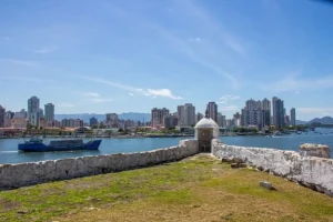 Vista do Forte São João com o canal de Santos e os prédios do Guarujá ao fundo