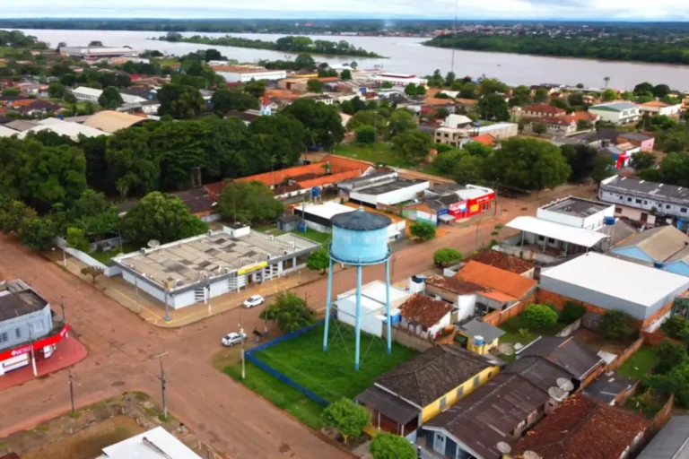 Vista aérea de Guajará-Mirim RO com o centro da cidade e o Rio Madeira ao fundo