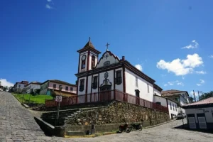 Igreja de São Francisco de Assis em Diamantina vista da rua em dia ensolarado