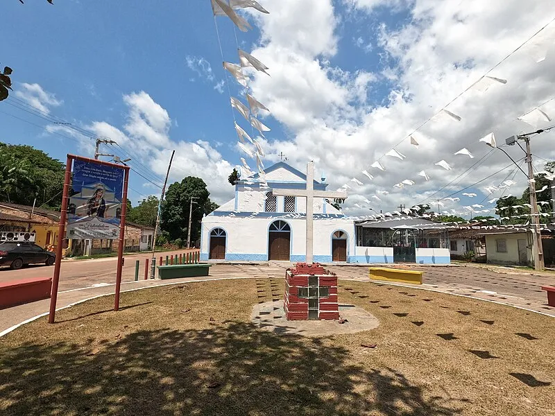 Igreja de Nossa Senhora das Dores em Barcarena, Pará, com bandeirolas e céu azul