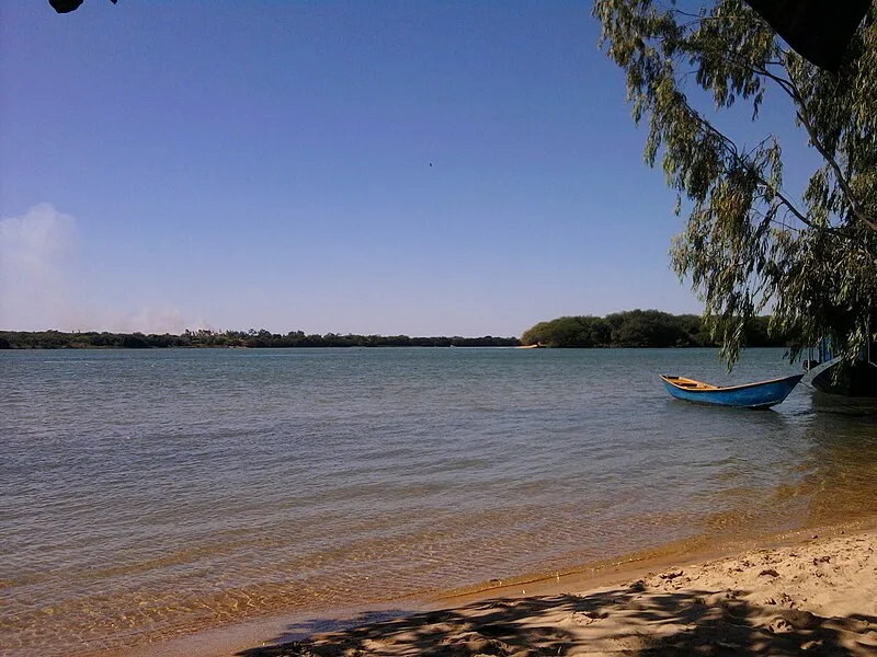 Praia fluvial da Ilha do Rodeadouro em Juazeiro, Bahia, com barco à beira do Rio São Francisco