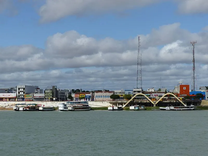 Vista da orla de Juazeiro, Bahia, com barcos atracados no Rio São Francisco