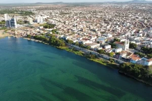 Vista aérea da orla de Juazeiro, Bahia, às margens do Rio São Francisco
