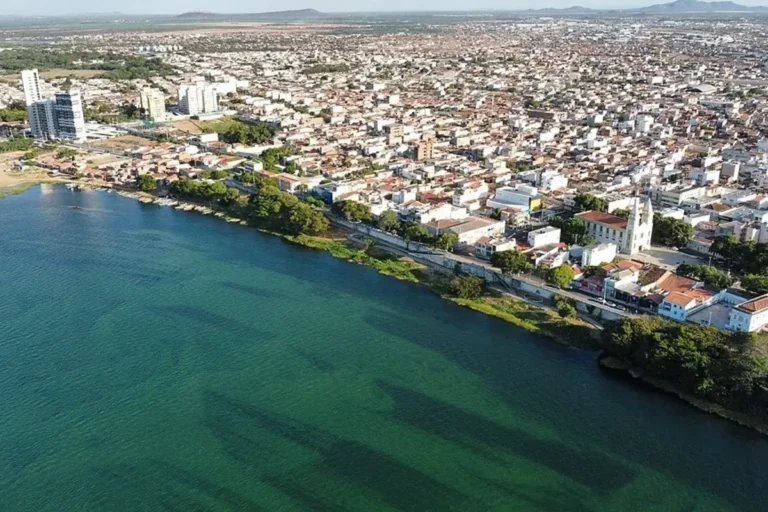 Vista aérea da orla de Juazeiro, Bahia, às margens do Rio São Francisco