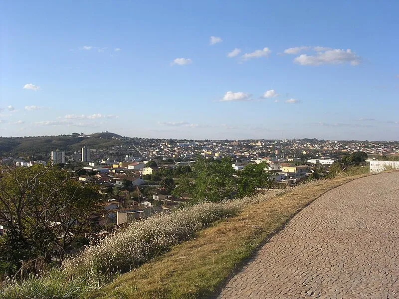Vista panorâmica de Catalão, Goiás, a partir do Morro das Três Cruzes, mostrando o horizonte urbano da cidade