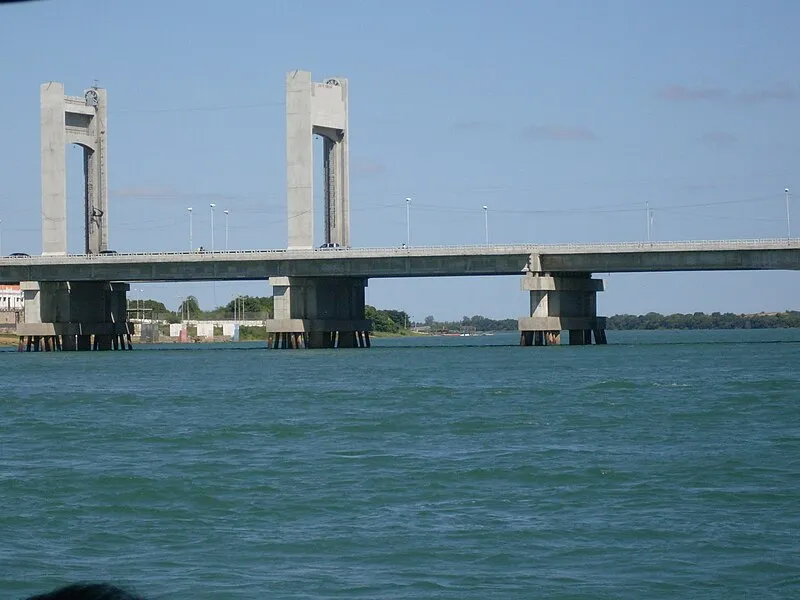 Ponte Presidente Dutra sobre o Rio São Francisco, ligando Juazeiro (BA) a Petrolina (PE)