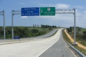 Placa de sinalização na BR-101 indicando a divisa entre Paraíba e Rio Grande do Norte e acesso a João Pessoa.