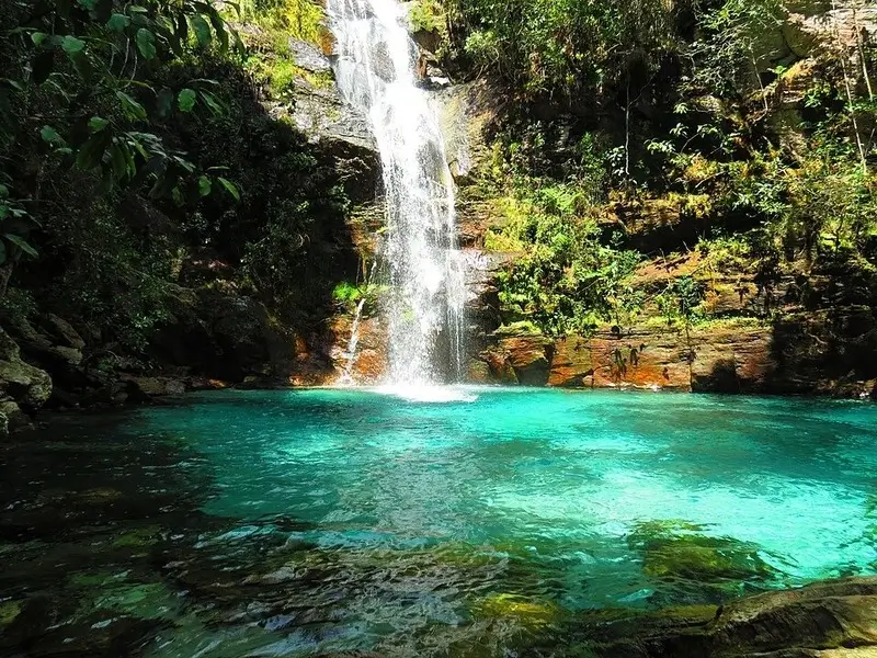 Cachoeira da Santa Bárbara com água azul-turquesa cristalina na Chapada dos Veadeiros.