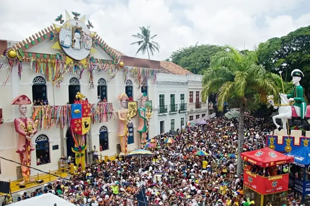 Carnaval de Olinda com a Prefeitura decorada e multidão no centro histórico de Pernambuco