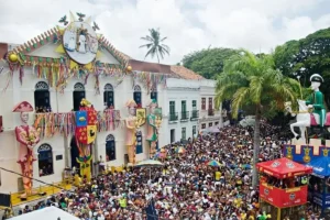 Carnaval de Olinda com a Prefeitura decorada e multidão no centro histórico de Pernambuco