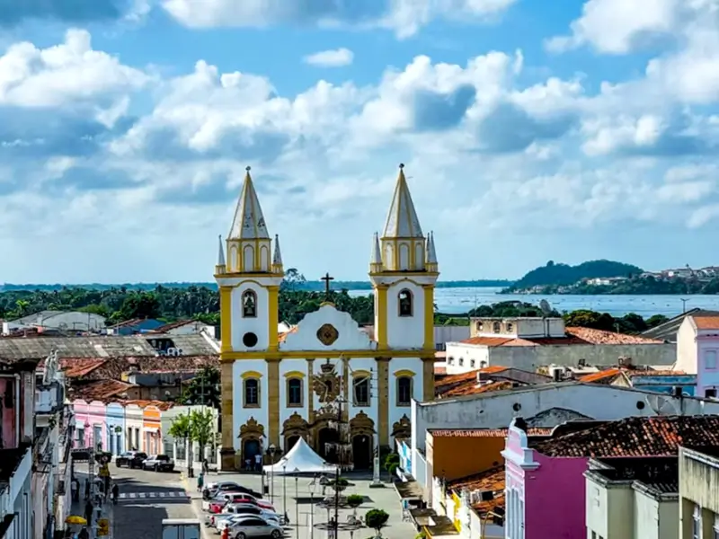 Catedral de Nossa Senhora do Rosário no Centro Histórico de Penedo AL com vista para o Rio São Francisco.