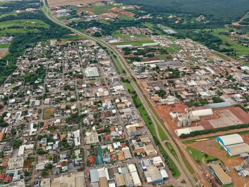 Imagem aérea da cidade de Sorriso MT com destaque para a BR-163 cortando a área urbana