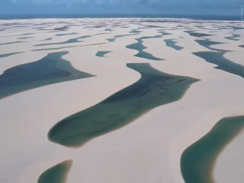 Vista aérea das dunas brancas e lagoas verde-azuladas da Lagoa do Gavião nos Lençóis Maranhenses.